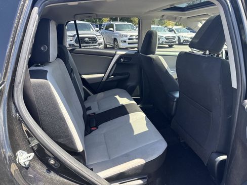 Used 2018 Toyota RAV4 XLE AWD/4WD image 21