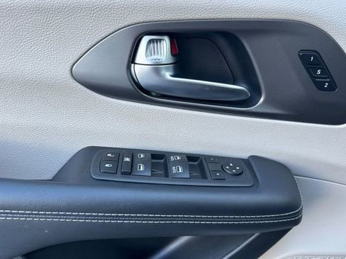 Used 2023 Chrysler Pacifica Touring-L image 11