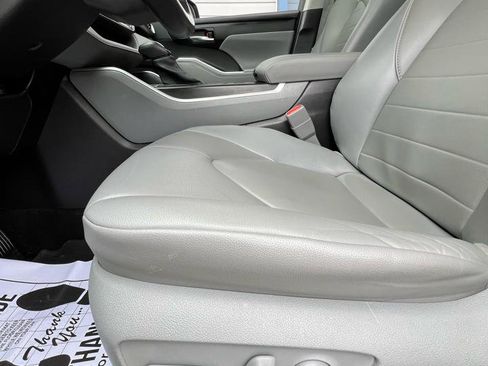 Used 2021 Toyota Highlander XLE image 18