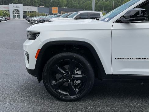 Used 2023 Jeep Grand Cherokee Limited w/ Black Appearance Package AWD/4WD image 11