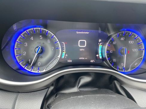 Used 2023 Chrysler Pacifica Touring-L FWD image 17