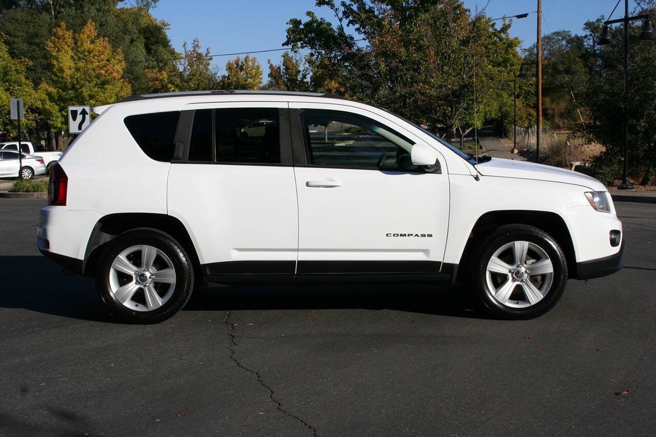 Used 2016 Jeep Compass Latitude AWD/4WD image 3