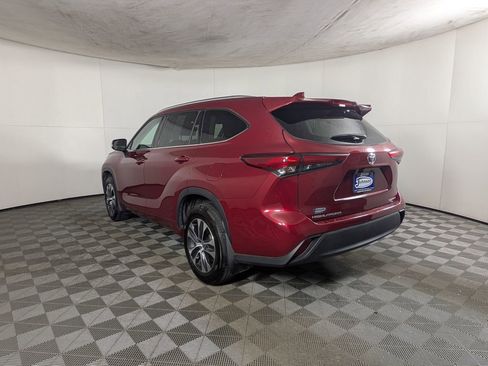 Used 2021 Toyota Highlander XLE image 4
