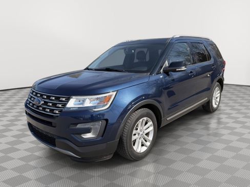 Used 2017 Ford Explorer XLT w/ Equipment Group 202A FWD image 3