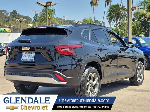 Certified 2025 Chevrolet Trax LT FWD image 11