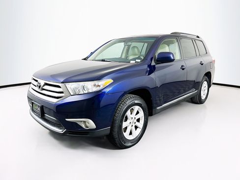 Used 2012 Toyota Highlander SE w/ Tow Pkg image 3