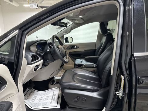 Used 2024 Chrysler Pacifica Touring-L image 19