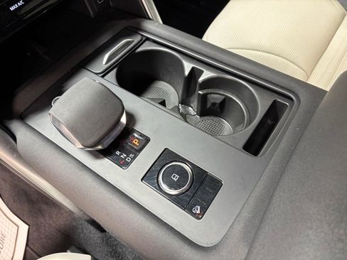 Used 2023 Land Rover Discovery S R-Dynamic image 13