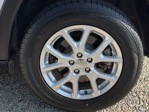Used 2018 Jeep Cherokee Latitude w/ Safety Group AWD/4WD image 42