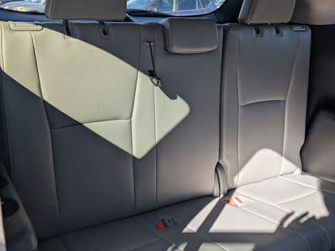 Used 2023 Toyota Highlander Limited image 13