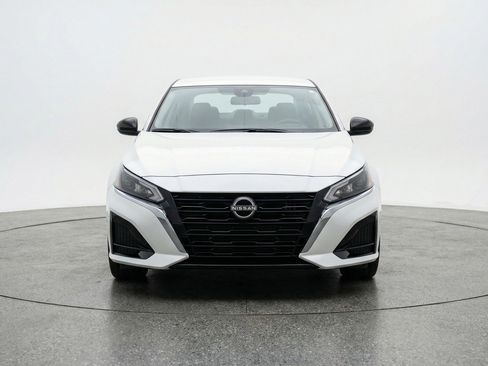 Used 2025 Nissan Altima 2.5 SV FWD image 2