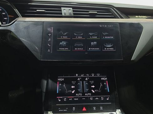 Used 2019 Audi e-tron Prestige w/ Prestige Package AWD/4WD image 21