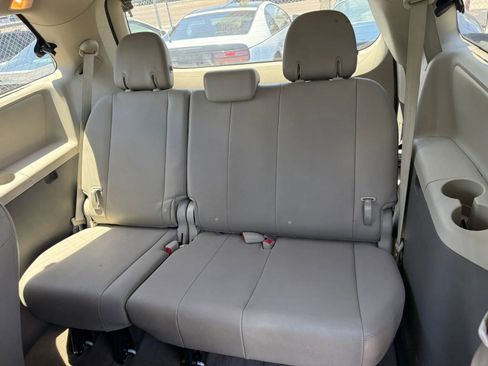 Used 2017 Toyota Sienna XLE image 12