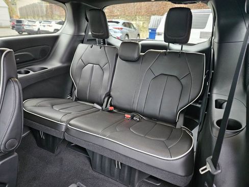 New 2026 Chrysler Pacifica Limited w/ S Appearance Package image 14