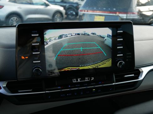 Used 2024 Toyota Sienna XLE image 30