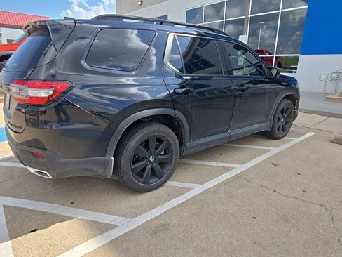 Used 2025 Honda Pilot Black Edition image 10