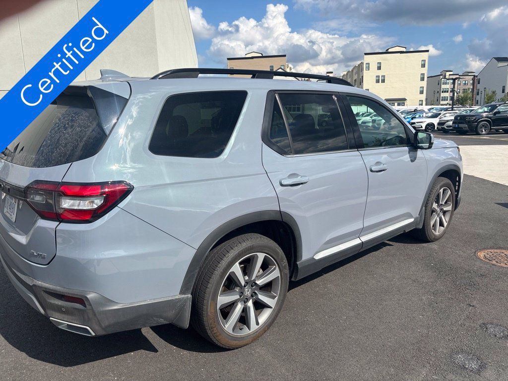 Used 2025 Honda Pilot Elite image 3