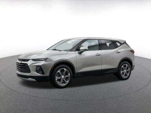 Used 2025 Chevrolet Blazer LT FWD image 3