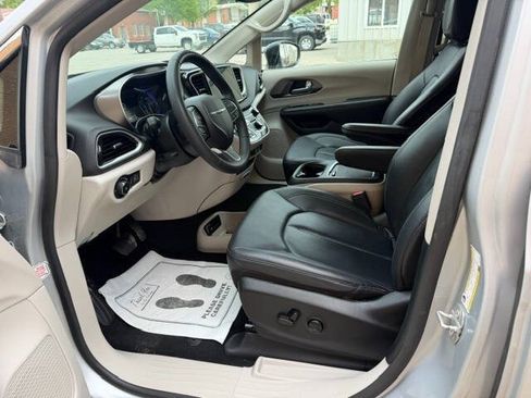 Used 2023 Chrysler Pacifica Touring-L FWD image 6