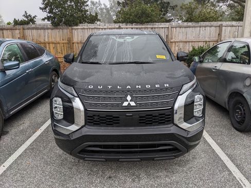 Used 2023 Mitsubishi Outlander ES image 2