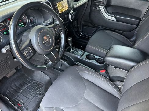 Used 2016 Jeep Wrangler Unlimited Sahara w/ Connectivity Group AWD/4WD image 13