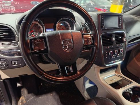 Used 2018 Dodge Grand Caravan SXT FWD image 4