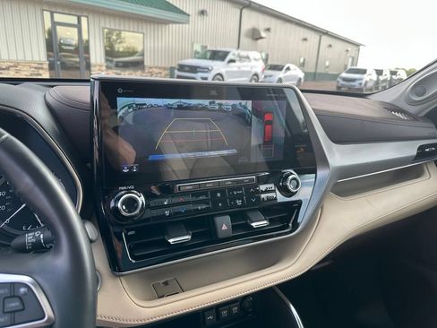 Used 2021 Toyota Highlander Platinum AWD/4WD image 18