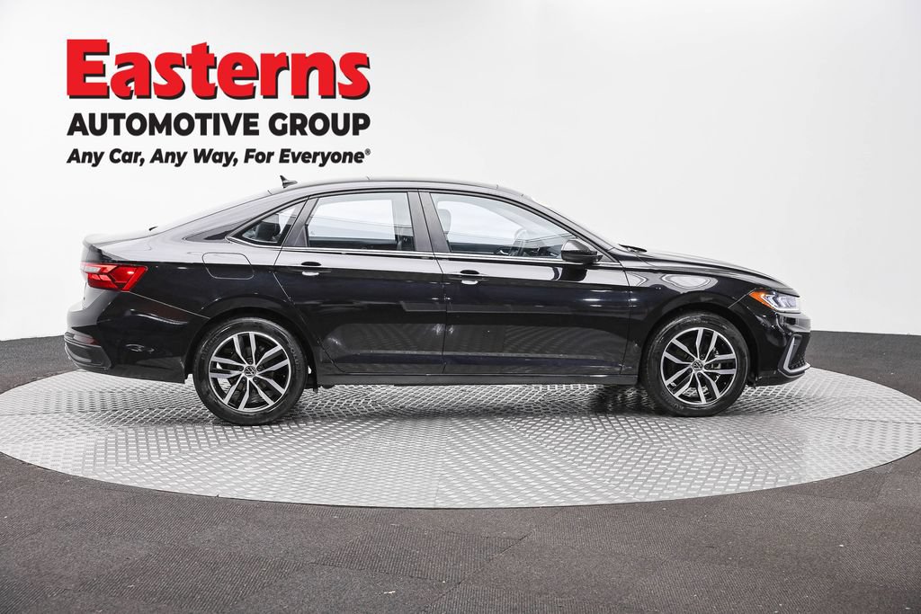 Used 2025 Volkswagen Jetta SE FWD image 5