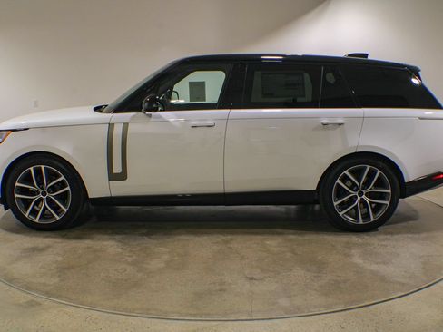 New 2026 Land Rover Range Rover Long Wheelbase SE AWD/4WD image 2
