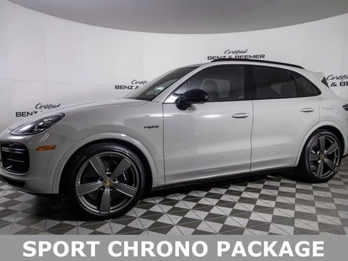 Used 2022 Porsche Cayenne Turbo S image 5
