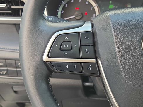 Used 2024 Toyota Highlander XLE image 25