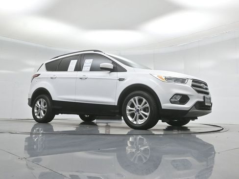 Certified 2018 Ford Escape SE FWD image 4