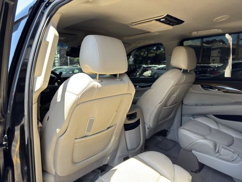 Used 2019 Cadillac Escalade ESV Luxury AWD/4WD image 29