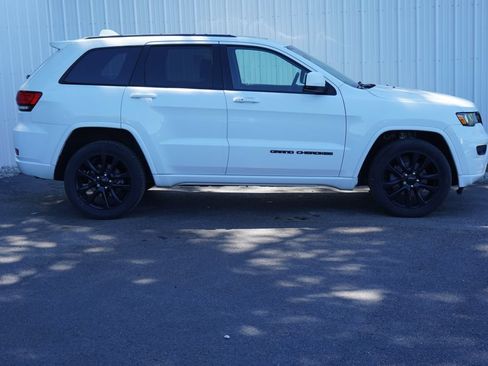 Used 2019 Jeep Grand Cherokee Altitude AWD/4WD image 2