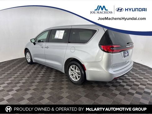 Used 2024 Chrysler Pacifica Touring-L image 9