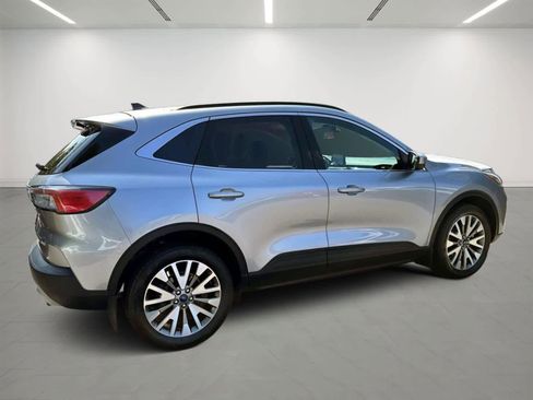Used 2022 Ford Escape Titanium image 4
