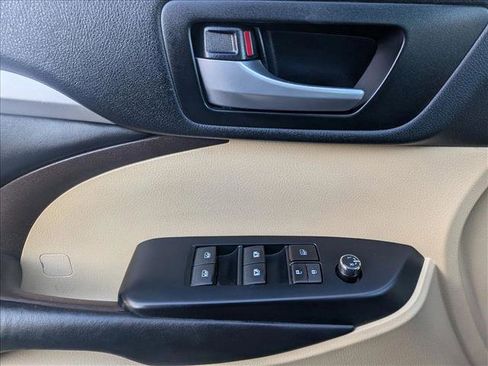 Used 2017 Toyota Highlander XLE image 15