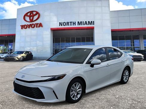 Used 2025 Toyota Camry SE image 2