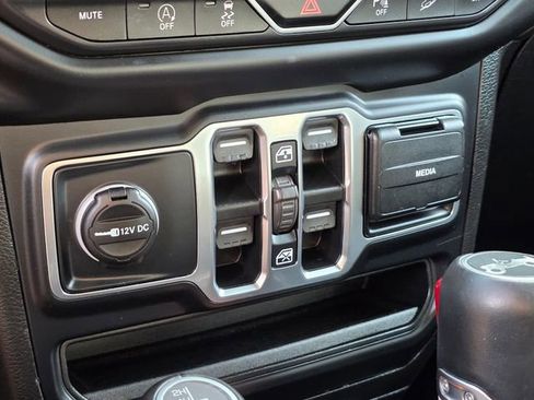 Used 2019 Jeep Wrangler Unlimited Sahara image 34