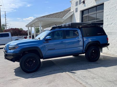 Used 2019 Toyota Tacoma TRD Off-Road AWD/4WD image 9