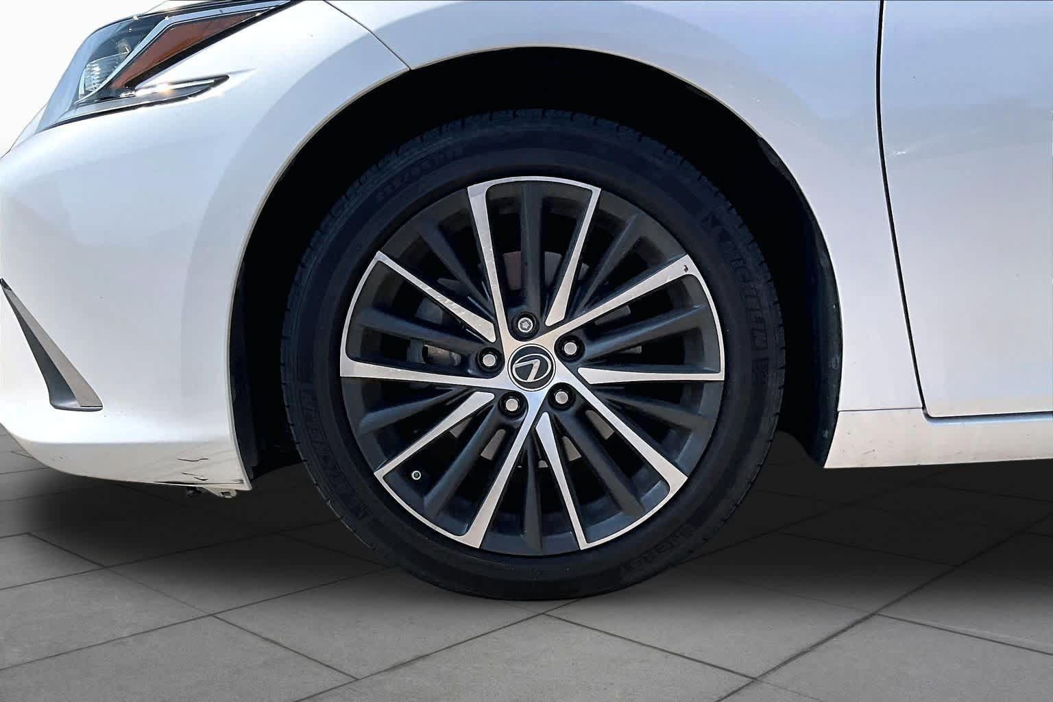 Used 2023 Lexus ES 350 w/ Premium Package FWD image 9