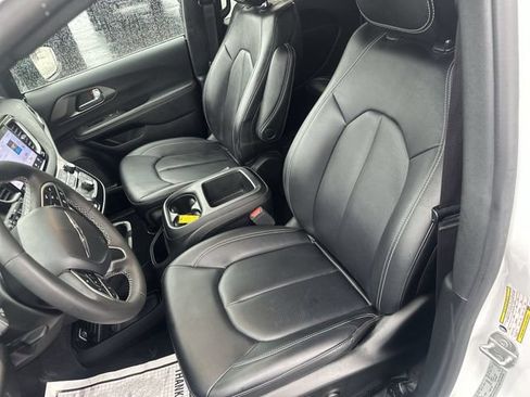 Used 2025 Chrysler Pacifica Select FWD image 15