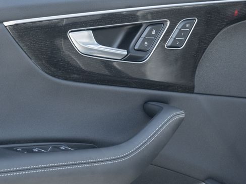 Certified 2025 Audi Q8 Prestige image 19