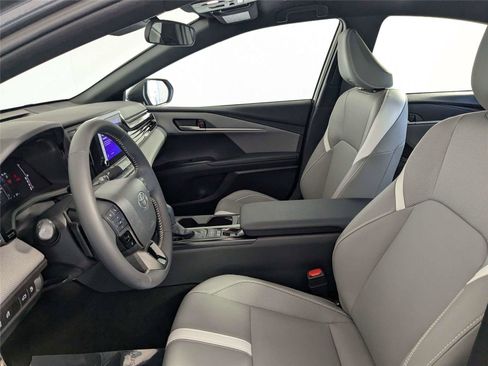 Used 2025 Toyota Camry SE image 13