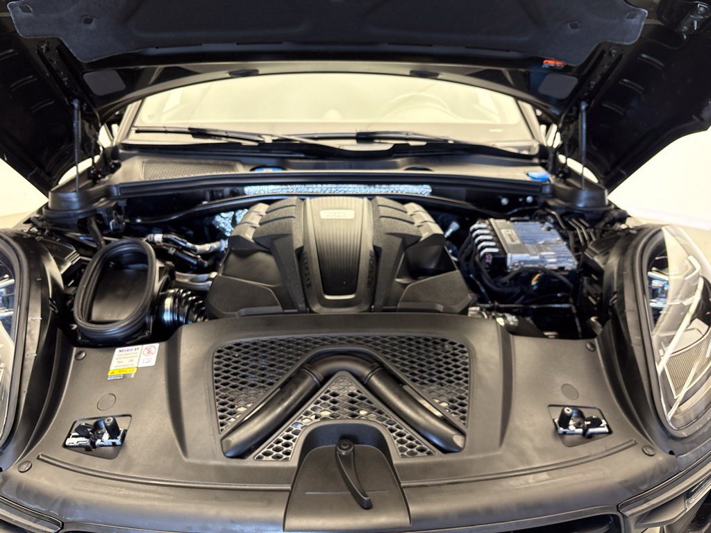 Certified 2023 Porsche Macan S AWD/4WD image 12
