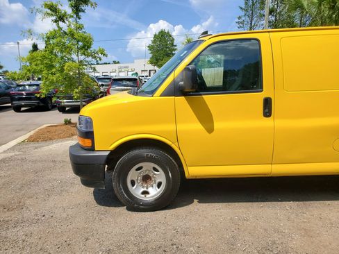 Used 2021 Chevrolet Express 2500 RWD image 3