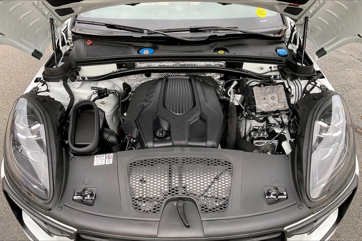 Used 2024 Porsche Macan AWD/4WD image 28