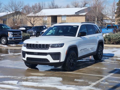 New 2026 Jeep Grand Cherokee Altitude image 2