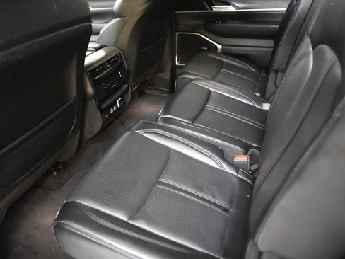 Used 2024 Jeep Wagoneer L Series II RWD image 34