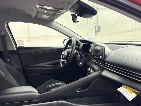 Used 2025 Hyundai Elantra SE image 21